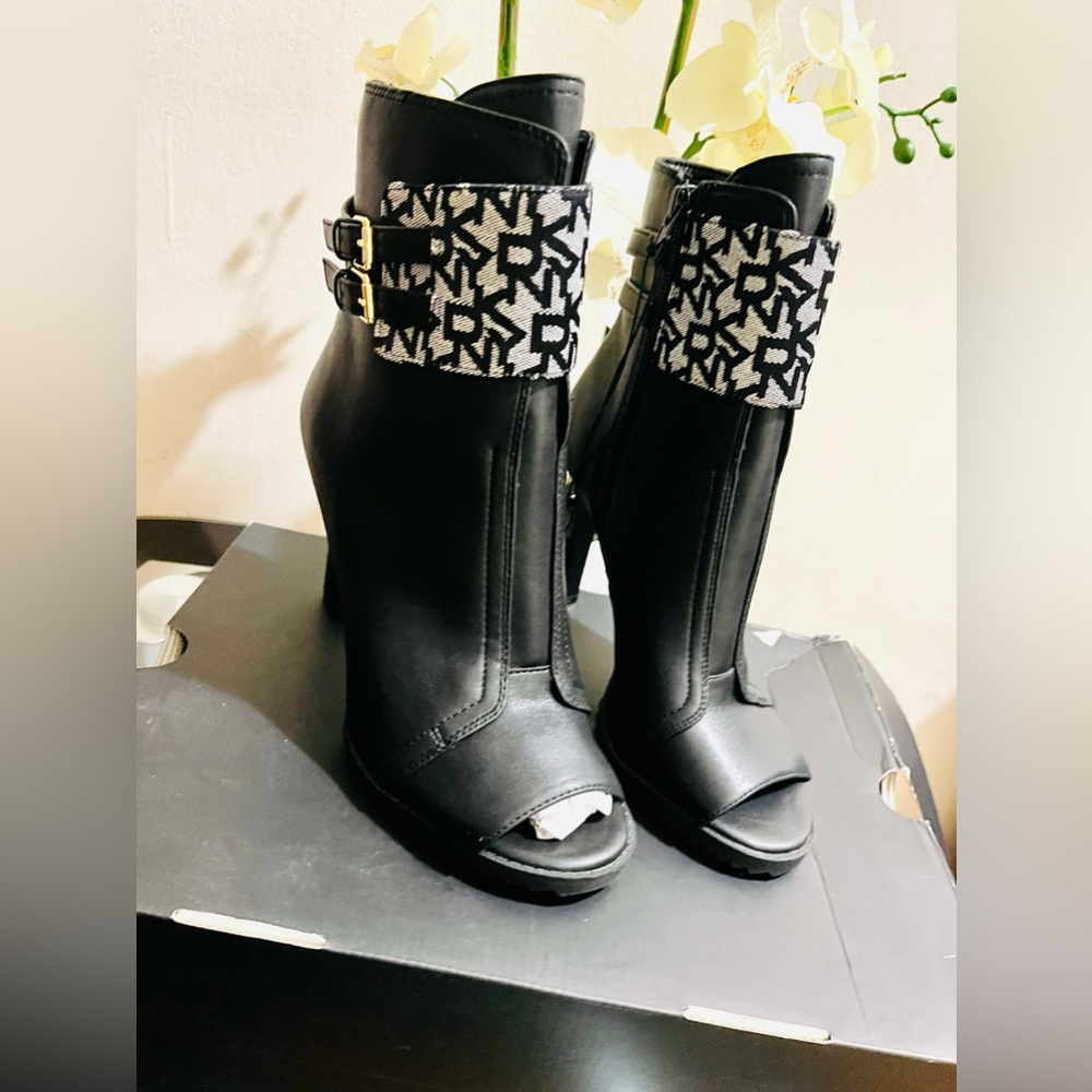 Heels boot DKNY New never worn🌻🌻🌻